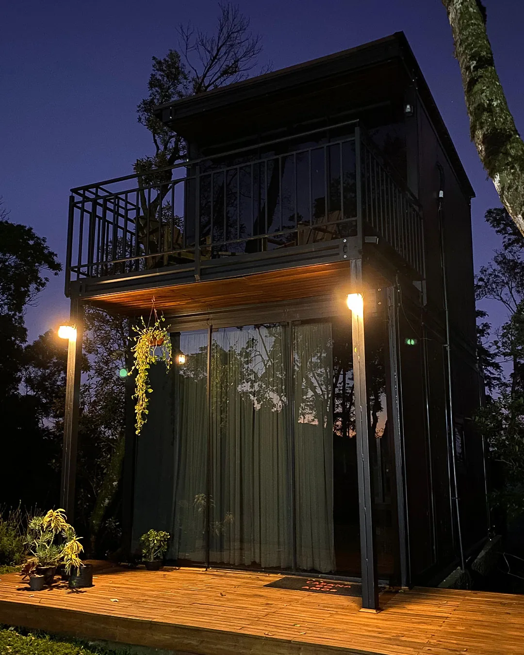 Cabana do Amor — a cabana iluminada ao anoitecer