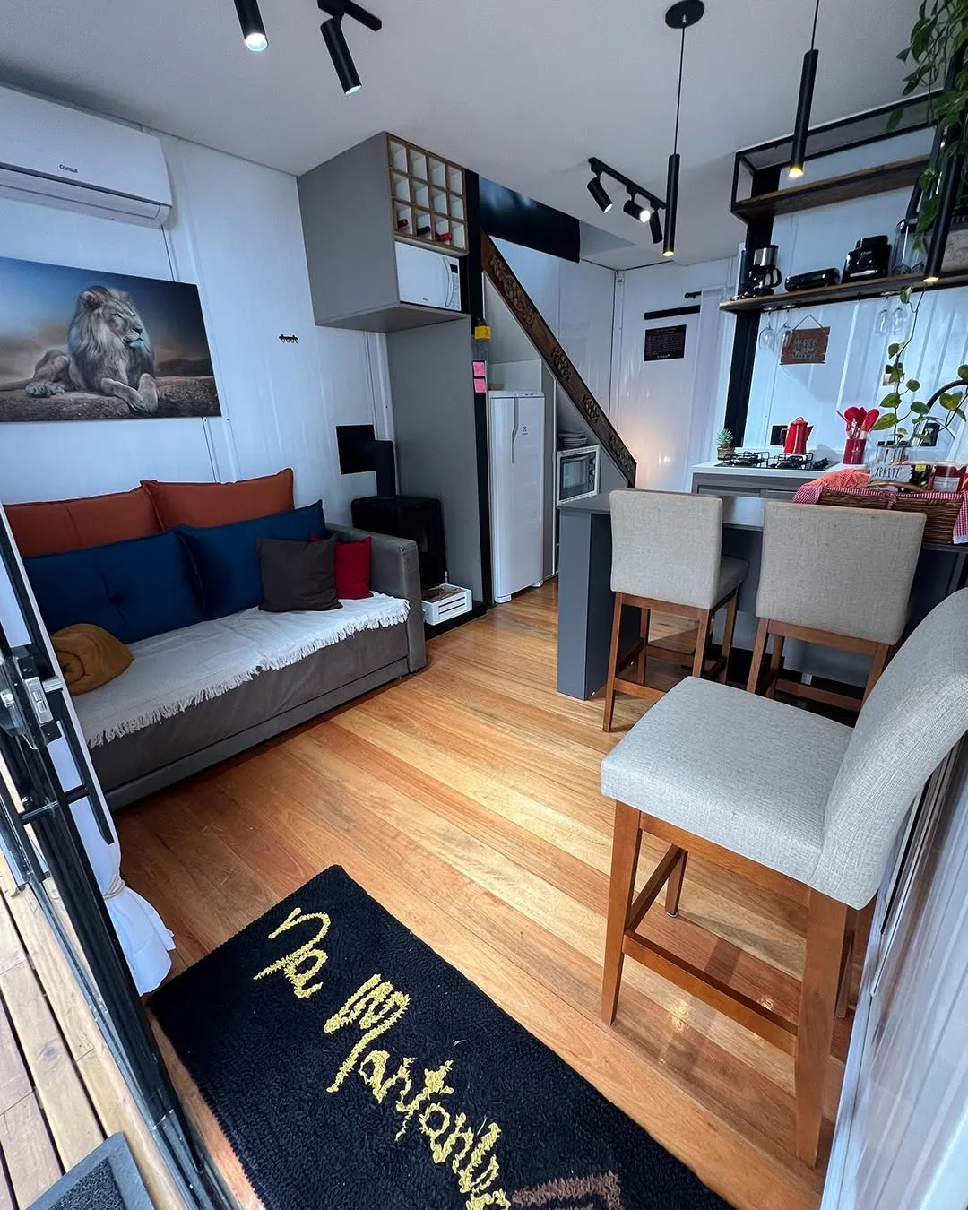 Cabana do Amor — prateleira da cozinha com utensílios