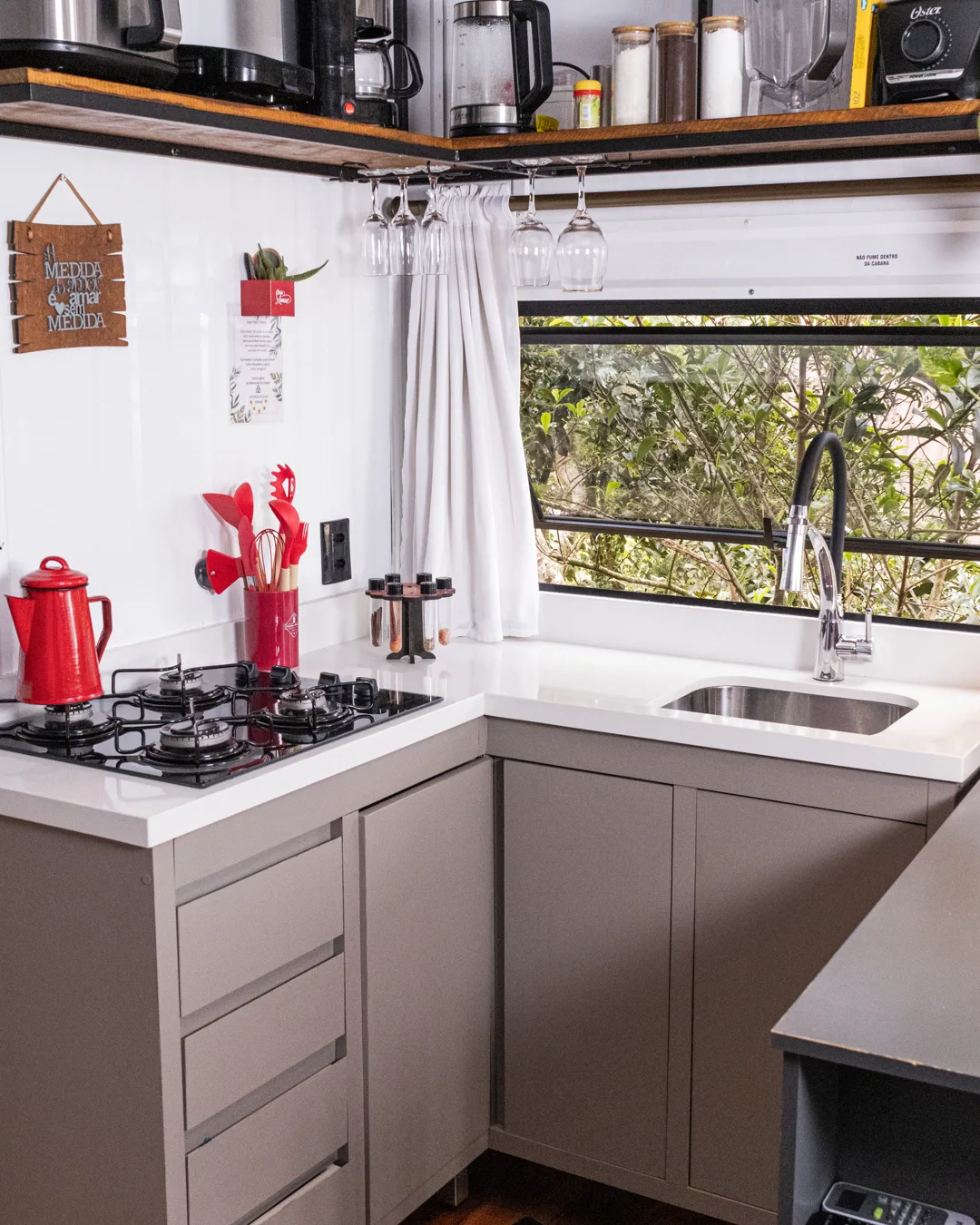 Cabana do Amor — cozinha com fogão e janela para a mata