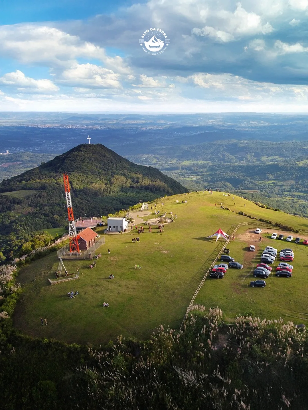 Vista aérea do Parque Alto da Pedra, com a cruz do mirante ao fundo