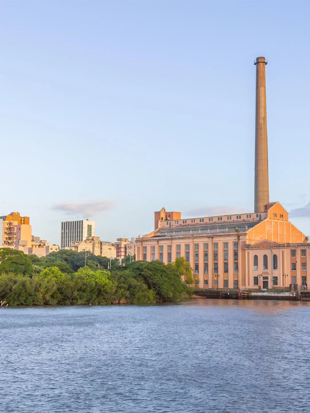 Casa de Máquinas da Usina do Gasômetro à beira do Guaíba, em Porto Alegre