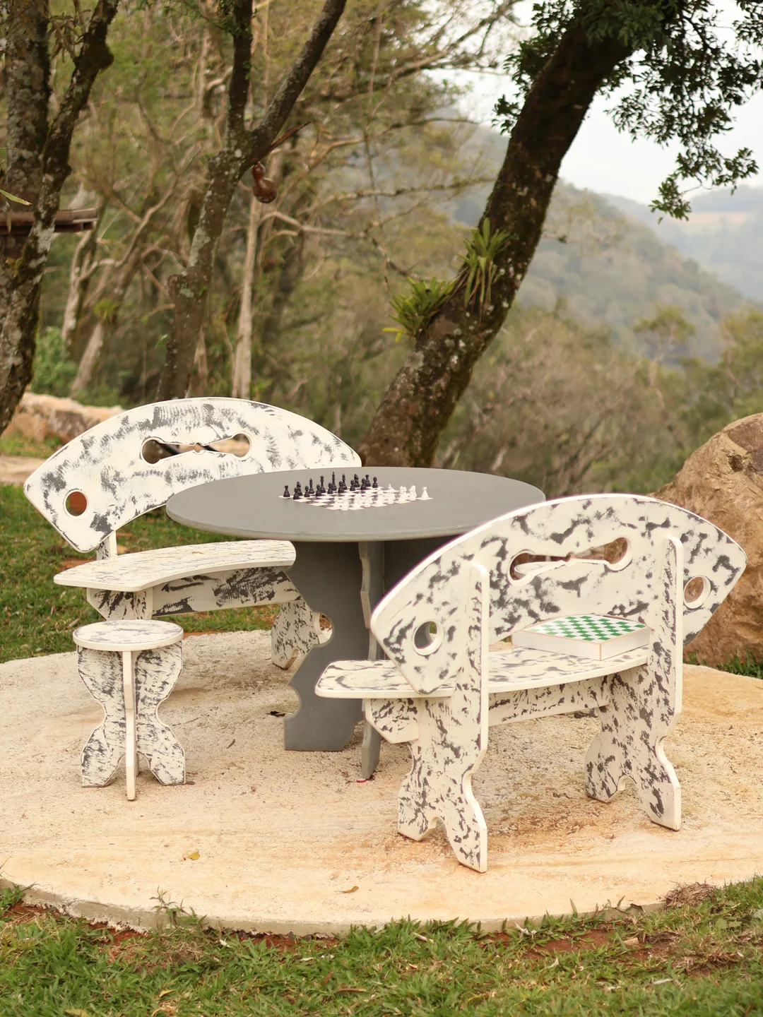 Mesa de jogos com tabuleiro de xadrez, na floresta