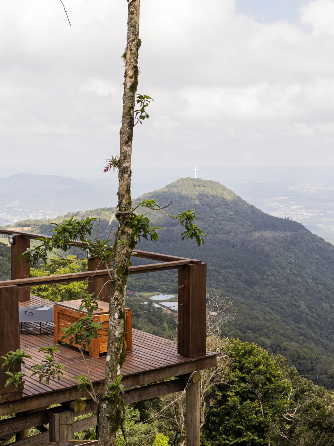 Deck suspenso com vista para o cruzeiro no morro